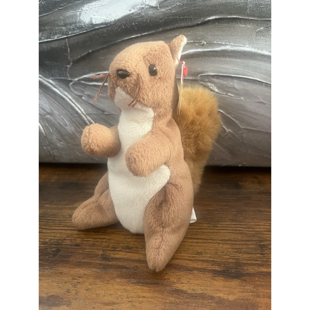 Nuts Squirrel Vintage 1996 Original TY Beanie Babies - New With Hang Tag